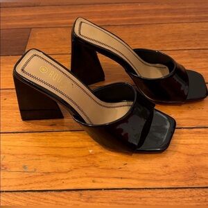Rouge black patent triangle heel sandal